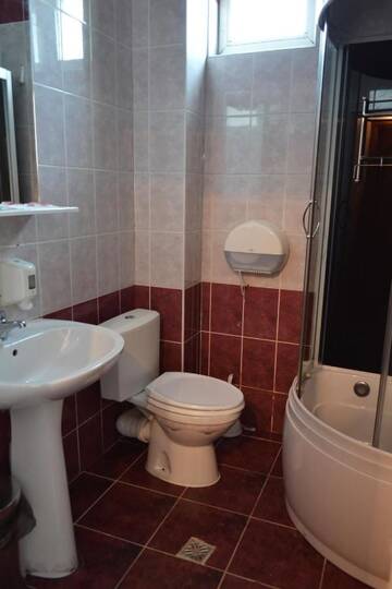 Фото номера Трехместный номер Отель Hotel Rehoma г. Питешти 3