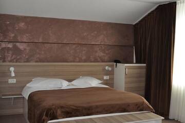 Фото номера Трехместный номер Отель Hotel Rehoma г. Питешти 4