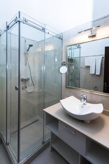 Фото номера Стандартный двухместный номер с 1 кроватью Отель La Strada Boutique Villa г. Питешти 4