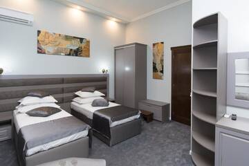 Фото номера Deluxe Double or Twin Room Lux Отель La Strada Boutique Villa г. Питешти 4