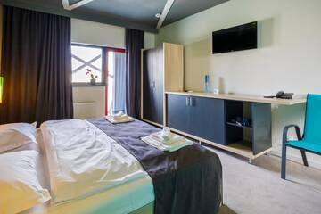 Фото номера Номер с кроватью размера «king-size» Отель Net Hotel Pitesti г. Питешти 11