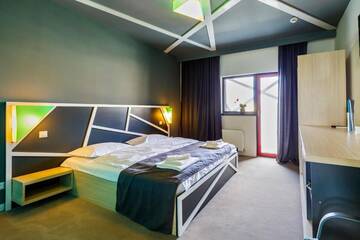 Фото номера Номер с кроватью размера «king-size» Отель Net Hotel Pitesti г. Питешти 9