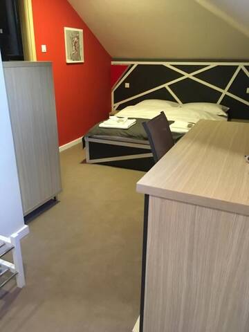 Фото номера Стандартный номер с кроватью размера &quot;king-size&quot; Отель Net Hotel Pitesti г. Питешти 3