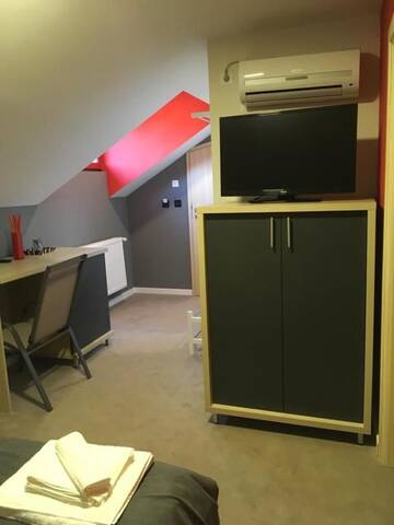 Фото номера Стандартный номер с кроватью размера &quot;king-size&quot; Отель Net Hotel Pitesti г. Питешти 4