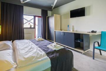 Фото номера Номер с кроватью размера «king-size» Отель Net Hotel Pitesti г. Питешти 2