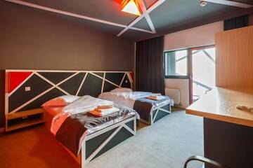 Фото номера Двухместный номер Делюкс с 2 отдельными кроватями Отель Net Hotel Pitesti г. Питешти 11