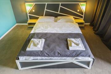 Фото номера Номер с кроватью размера «king-size» Отель Net Hotel Pitesti г. Питешти 3
