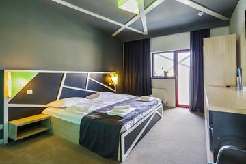 Фото номера Номер с кроватью размера «king-size» Отель Net Hotel Pitesti г. Питешти 4