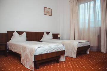 Фото номера Двухместный номер с 2 отдельными кроватями Отель Celly Hotel г. Питешти 2