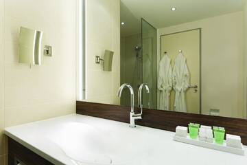 Фото номера Номер с кроватью размера «queen-size» Отель Hotel Ramada Pitesti г. Питешти 5