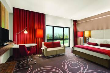 Фото номера Представительский номер с кроватью размера «queen-size» Отель Hotel Ramada Pitesti г. Питешти 5