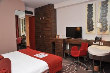 Фото номера Номер с кроватью размера «queen-size» Отель Hotel Ramada Pitesti г. Питешти 4