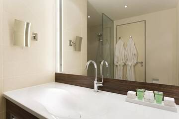 Фото номера Номер с кроватью размера «queen-size» Отель Hotel Ramada Pitesti г. Питешти 9