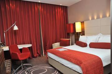 Фото номера Номер с кроватью размера «queen-size» Отель Hotel Ramada Pitesti г. Питешти 7