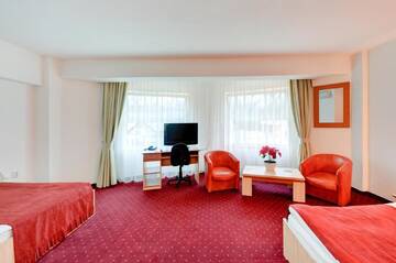 Фото номера Двухместный номер с 2 отдельными кроватями Отель Hotel Cornul Vanatorului г. Питешти 7