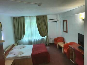 Фото номера Двухместный номер с 1 кроватью Отель Hotel Cornul Vanatorului г. Питешти 3